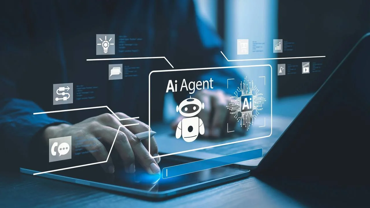 Une personne travaille sur une tablette avec un agent IA